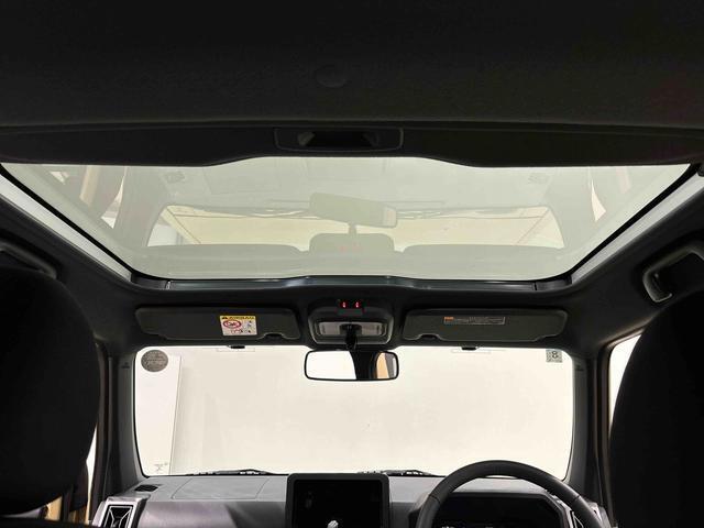 前席の頭上に大きく広がるシェード付きガラスルーフ。今までは見たことができなかったような景色を映し出し、タフト独自の解放感を生み出しています。勿論UV＆IRカット装備で日焼け対策もバッチリ！