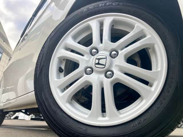 弊社ではインターネットでの遠方販売に自信があります。店頭でのご納車であれば、お車を持込まずに名義変更等のお手続きが出来ますので、ご近所の販売会社で購入する場合とあまり変わらぬ諸経費にてご購入可能です♪