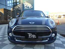 2016年式のMINI3ドア、特別仕様車「セブン」のDグレードが入庫しました。「モルトブラン」が各所に使われた専用デザイン内外装がお洒落なモデルで、ボディカラーは「ラピスラグジュアリーブルー」です。