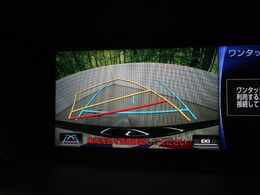 【バックカメラ】駐車時に後方がリアルタイム映像で確認できます。大型商業施設や立体駐車場での駐車時や、夜間のバック時に大活躍！運転スキルに関わらず、今や必須となった装備のひとつです！