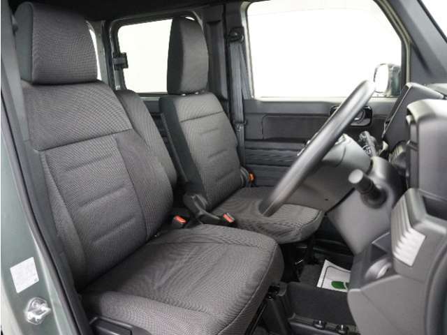 運転席のスペースはゆったりしていていながらも、腰のホールドを増やし長時間乗っても疲れにくいシートとなっております。また座面も頻繁な乗り降りでも破れにくい縫製となっております。