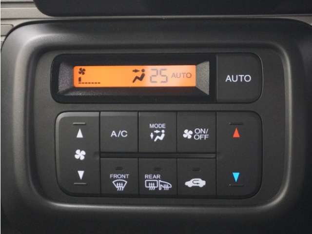 フルオートエアコン搭載で好みの温度に設定するだけで、エアコンの風量などを自動でコントロール！快適な車内にしてくれます。