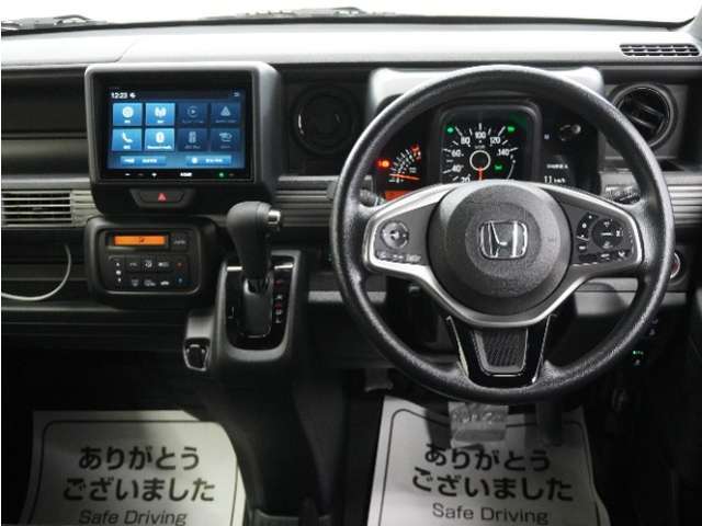 運転にかかわる様々な操作を安全に行えるように視点移動が少なく、操作性に配慮されたスイッチ類が凝縮されたコクピットです。