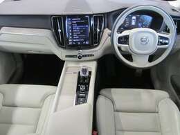 車内は、美しい仕上がりのインテリアが清々しくも落ち着いた雰囲気を醸し出し、独特の居心地のよさを感じさせる、まさにスカンジナビアン・デザインの傑作と呼ぶにふさわしい空間となっています。