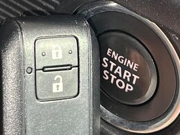 【キーレススタートシステム】カバンやポケットに入れたままでもドアの施錠・解錠が可能なスマートキーを装備。エンジンのオン・オフ時もカギを取り出す必要が無いからとっても便利です♪