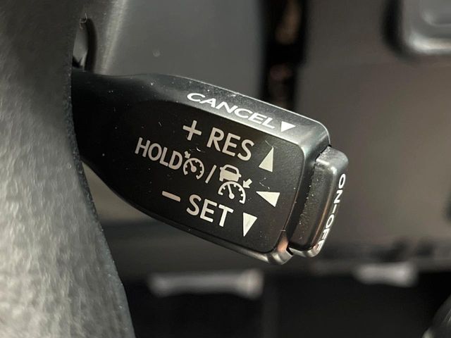 【レーダークルーズコントロール】高速道路での長距離走行が楽に！！自動で速度を保つクルーズコントロールが、衝突軽減システムと連携し、前方の車両を感知して車間を保つように速度調節してくれます！！