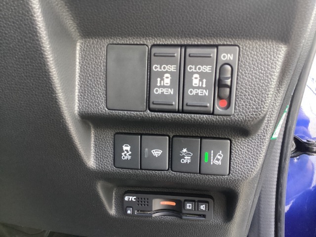 両側電動スライドドア装備！運転席よりボタン一つで開閉可能でございます。