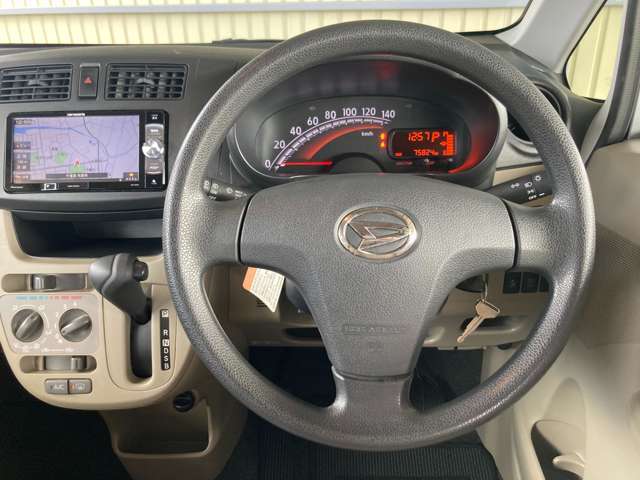 【ハンドル】ウレタン製ハンドルはグリップ感も良く運転がしやすいです！