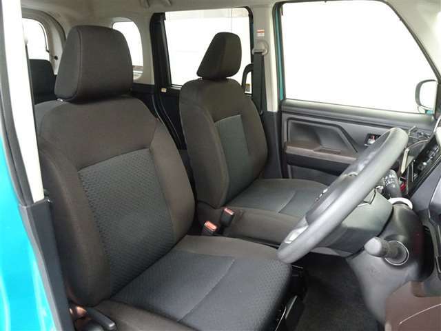 高いホールド性で運転姿勢が安定します。長距離ドライブでも疲れにくいのが魅力です。快適なドライビングライフをお送りください♪