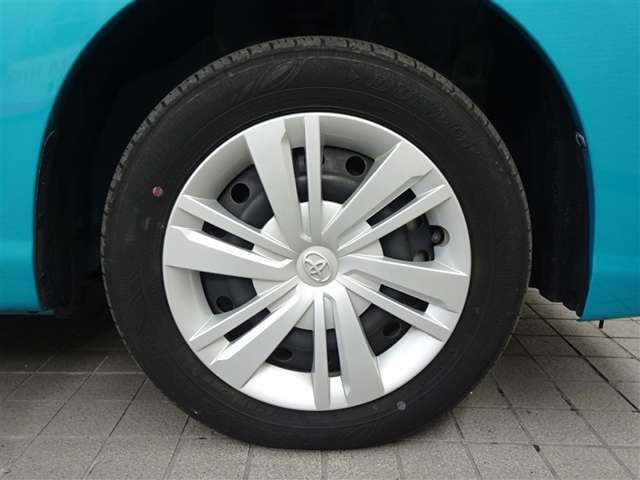 スポーティな印象を与える純正ホイールです。どこまでも走っていきたくなるようなデザインですね♪