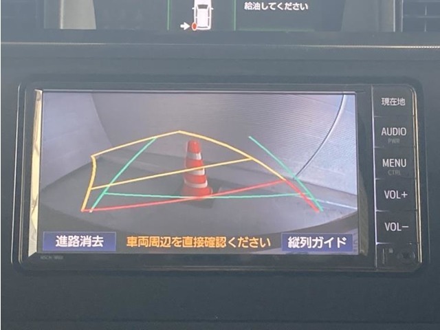 バックモニター付きです。車の後方に小型カメラが付いており、バックする際の後方の様子をモニター上に表示します。
