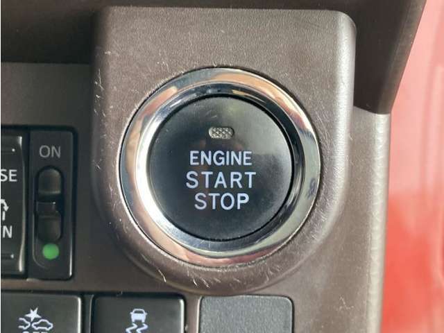 エンジンスタートボタンです。キーが車内にあれば、エンジンの始動・停止はブレーキを踏んでスイッチを押すだけ！キーを取り出す手間を省き、ワンプッシュでエンジンを操作するので簡単でスムーズです。