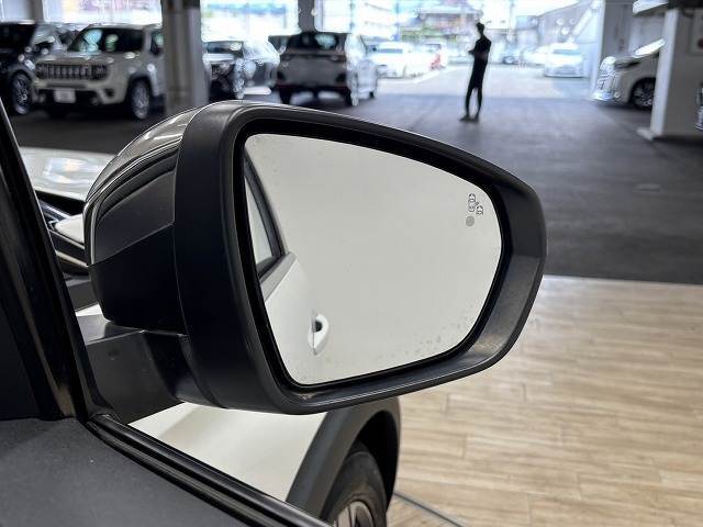 【ブラインドスポットモニター（BSM）】車線変更時に車両後方から来る車両を検知し安全をサポートする装置です。