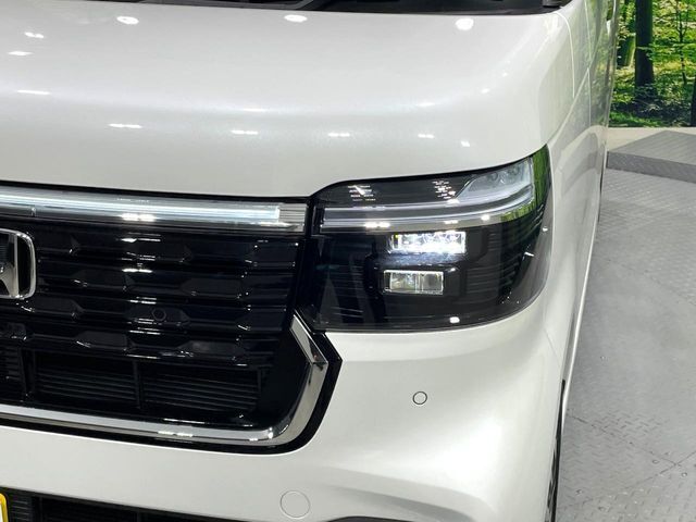 【LEDヘッドライト】悪天候や夜間走行時も良好な視界を確保し安心して運転できる高輝度LEDヘッドライトを装備！点灯速度が早く、消費電力も抑えられています。