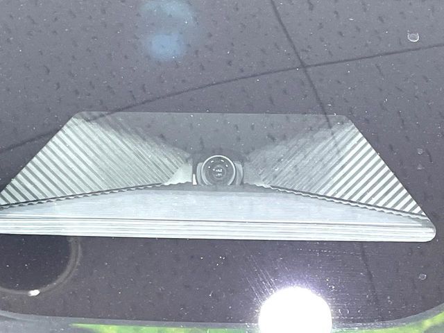 【ホンダセンシング】走行中に前方の車両等を認識し、衝突しそうな時は警報とブレーキで衝突回避と被害軽減をアシスト。より安全にドライブをお楽しみいただけます。