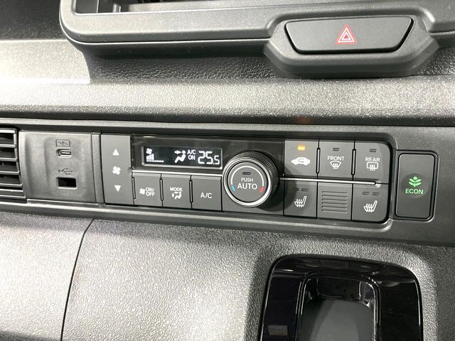 【オートエアコン】一度お好みの温度に設定すれば、車内の温度を検知し風量や温度を自動で調整。暑い…寒い…と何度もスイッチ操作をする必要はありません。快適な車内空間には必須の機能ですね♪