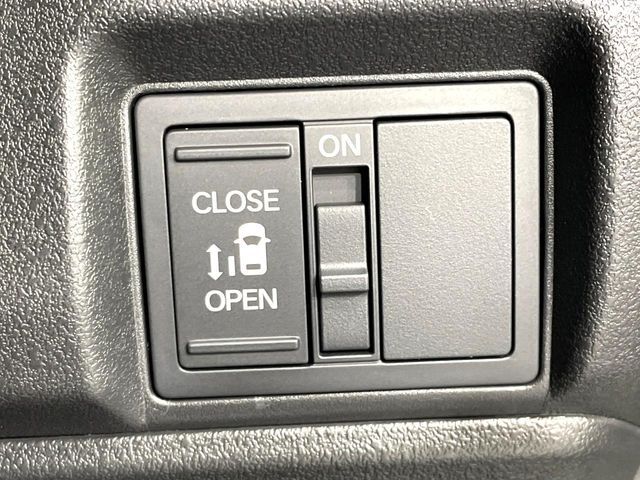 【パワースライドドア】スマートキーや運転席のスイッチでスライドドアの開閉が可能♪電動だから力を入れてドアを開ける必要が無く、小さいお子様でも、重い荷物を持っている時もラクに開け閉めできます♪