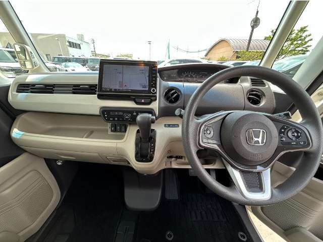 【インパネ全体】手が届きやすく、どなたでも運転しやすいです。シンプルで使いやすい設計になっています！