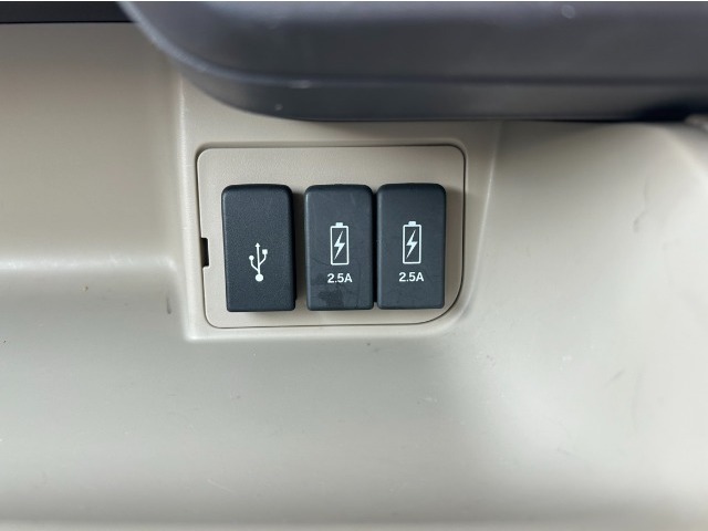 【充電用USBポート】スマホなどの充電に便利なUSBポートがついています！