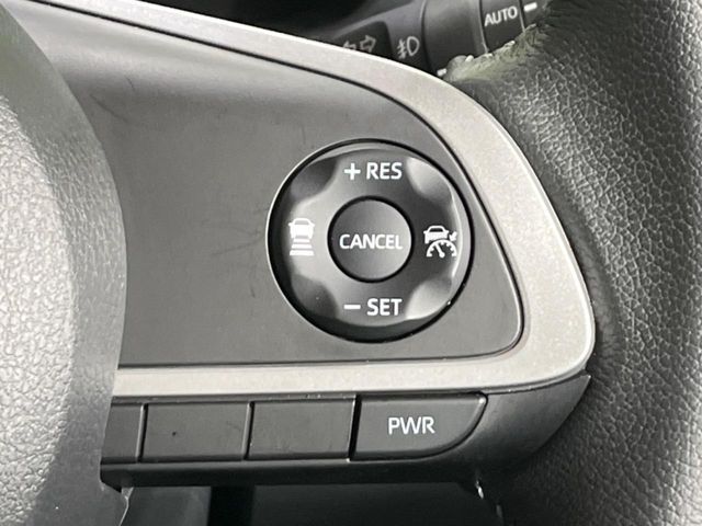 【アダプティブクルーズコントロール】高速道路での長距離走行が楽に！！自動で速度を保つクルーズコントロールが、衝突軽減システムと連携し、前方の車両を感知して車間を保つように速度調節してくれます！！