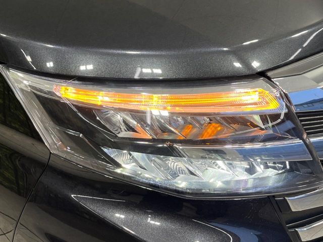 【LEDヘッドライト】悪天候や夜間走行時も良好な視界を確保し安心して運転できる高輝度LEDヘッドライトを装備！点灯速度が早く、消費電力も抑えられています。