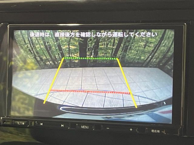 【バックカメラ】駐車時に後方がリアルタイム映像で確認できます。大型商業施設や立体駐車場での駐車時や、夜間のバック時に大活躍！運転スキルに関わらず、今や必須となった装備のひとつです！