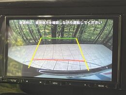 【バックカメラ】駐車時に後方がリアルタイム映像で確認できます。大型商業施設や立体駐車場での駐車時や、夜間のバック時に大活躍！運転スキルに関わらず、今や必須となった装備のひとつです！