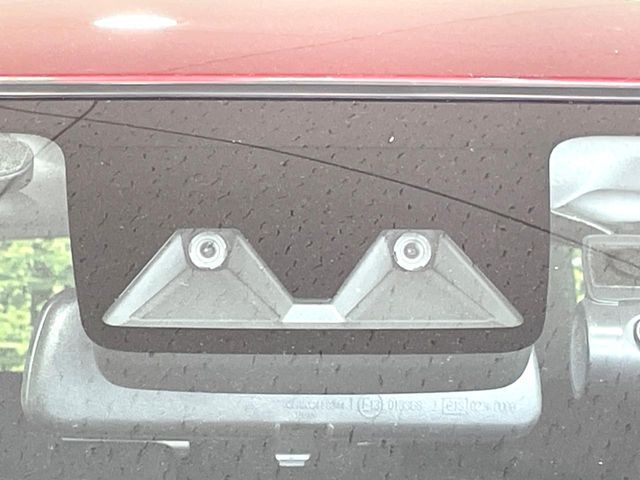 【スマートアシスト】走行中に前方の車両等を認識し、衝突しそうな時は警報とブレーキで衝突回避と被害軽減をアシスト。より安全にドライブをお楽しみいただけます。