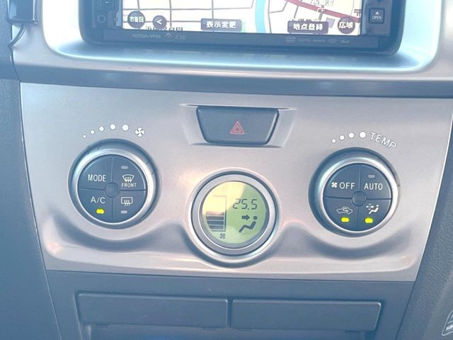 【オートエアコン】一度お好みの温度に設定すれば、車内の温度を検知し風量や温度を自動で調整。暑い…寒い…と何度もスイッチ操作をする必要はありません。快適な車内空間には必須の機能ですね♪