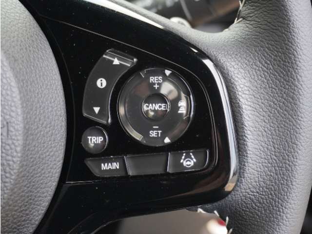 【アダプティブクルーズコントロール】予め設定した車速内でクルマが自動的に加減速。前走車との適切な車間距離を維持しながら追従走行します。【LKAS】車線維持支援システムでステアリング操作を支援。
