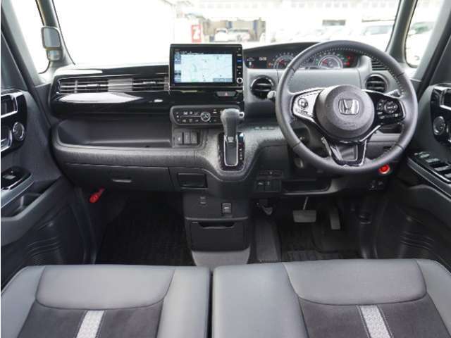 視界広々で運転しやすくロングドライブでも疲れを感じさせないすっきりとまとまったインパネ周りです。