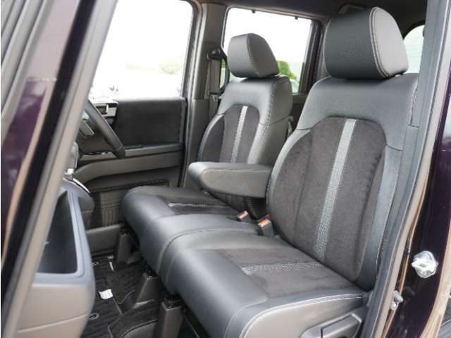 運転席と助手席は足元が繋がっているので自由に行き来しやすいので駐車場が狭いときでも助手席側からスムーズに乗り降りできて便利！