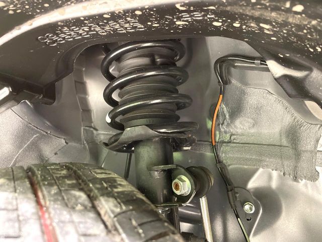 お車を安心してお乗りいただく為には、足回りの定期点検が欠かせません。サービスサポート（有償保証）では無料点検もご提供しており、安心のカーライフをお過ごしいただけるサポート体制が整っています。