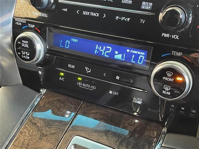 【左右分離型フルオートエアコン】運転席と助手席でそれぞれお好みの温度設定が可能で全席にも適切な空調をお届け致します！