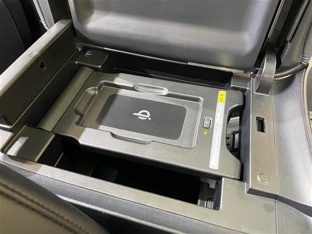 【置くだけ充電】ワイヤレス充電ができるQi (チー)はその上にポンッとスマホを置くだけなので手軽です！！車での充電が驚くほど便利になります！！※対応機種により異なります。詳しくはスタッフにお尋ねください！
