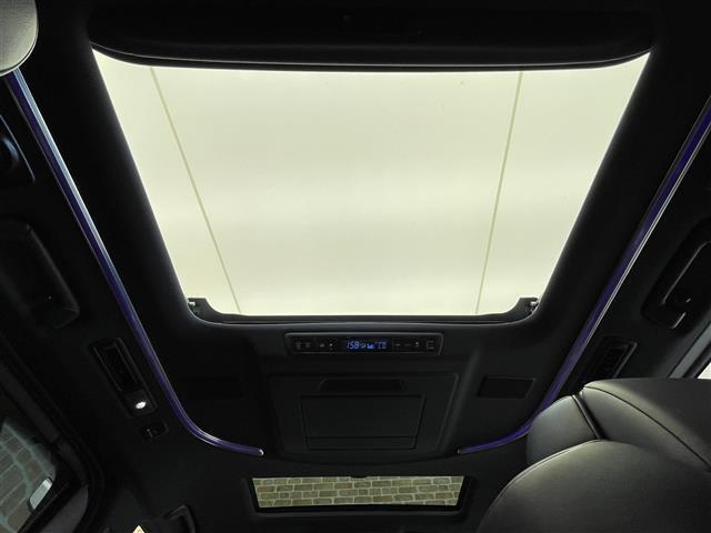 【ツインムーンルーフ】車内には爽やかな風や太陽の穏やかな光が差し込みます♪