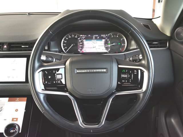 RANGEROVERのエレガントなステアリングはソフトレザーの握り心地の良いレザーを使用しています。