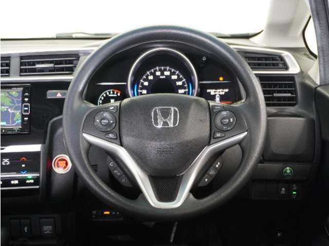 【Honda SENSING】 カメラ等装置で精度の高い検知能力を発揮、安全運転を支援します。ステアリング上のコントローラーに注目！