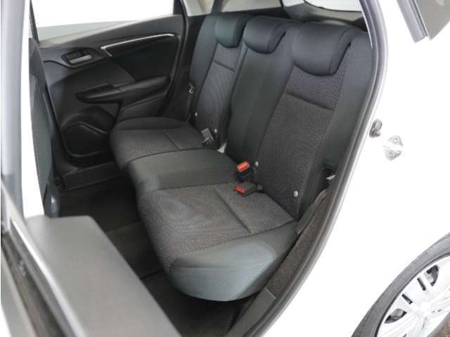 家族やご友人とBBQに行くとき、楽しさは道中の車内から始まっています！このベンチシートに座って、みんなで和気あいあい盛り上がりましょう！