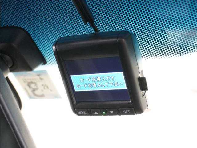 ◆ドライブレコーダー◆映像・音声などを記録する自動車用の装置です。　もしもの事故の際の記録はもちろん、旅行の際の思い出としてドライブの映像を楽しむことができます。
