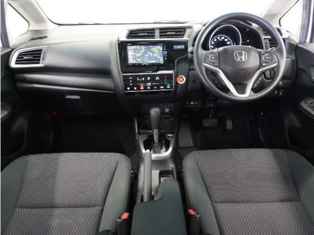 視界広々で運転しやすくロングドライブでも疲れを感じさせないすっきりとまとまったインパネ周りです。