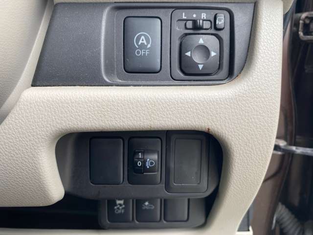 【アイドリングストップ】信号待ち等で、停車させると自動的にエンジンを停止し、再び走行するときは自動的にエンジンを始動することで、排気ガスの発生や騒音を抑制するとともに燃費を向上。キャンセルも出来ます。