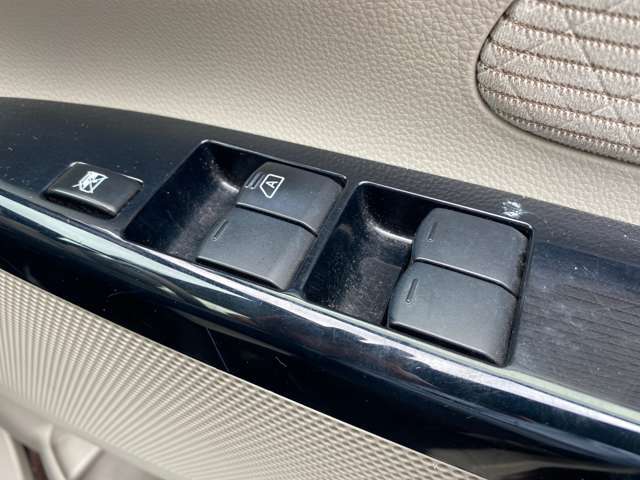 運転席側には、集合スイッチがあります.ドライバーは、ドアを、ロック＆解除することや、助手席・後席のドアガラスを開閉することができたり出来る便利なスイッチパネルです。