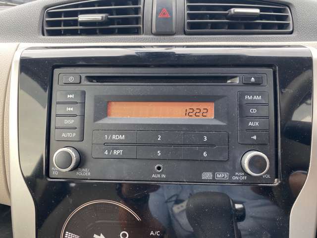 純正オーディオでCD・AM/FMラジオ付きで、それぞれ6チャンネルまで登録できます。全20枚画像を掲載してますが他に見たい部分がありましたら写真をメール送信する事も可能です。お気軽に相談下さい。