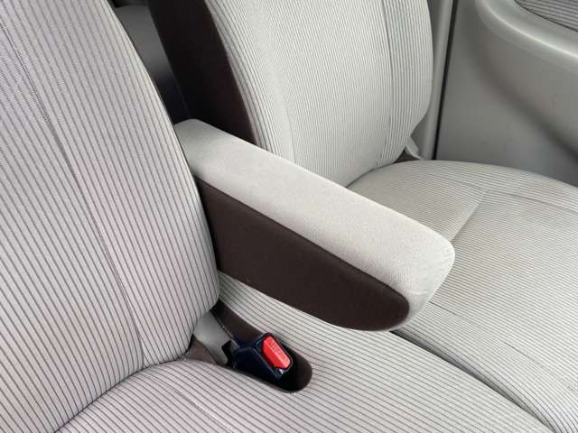 運転席側にアームレストが付いています。