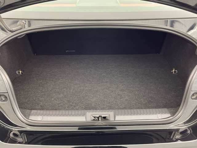 【トランク】積み込みやすくて、たっぷり積める荷室です。シートアレンジできるものは、乗車人数と荷物の量や大きさによってシートを動かすことができるので、より快適なドライブが可能です！