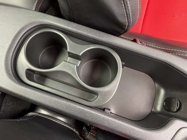【ドリンクホルダー】長時間のドライブを快適に過ごすために、必須の車内アイテムですね。◆ご来店予約受付中！無料の来店予約は【来店予約をする】ボタンから！◆