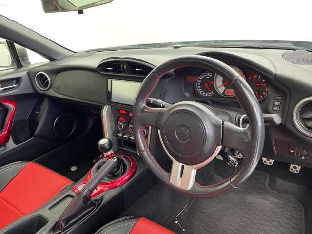 【ステアリング】軽い力で扱いやすいハンドルです。目立つ傷やスレなどなく綺麗な状態です！除菌プランいれていただくとさらに快適に！清潔なお車はお子様にも安心ですね！