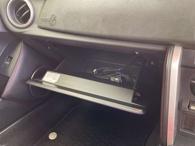 【グローブボックス】車検証ケースや、日頃使う小物類の収納に便利ですね！◆ご来店予約受付中！無料の来店予約は【来店予約をする】ボタンから！◆
