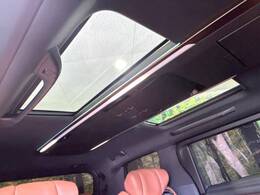 【パノラマルーフ】大型のガラスルーフ搭載で車内の解放感が一気にアップ！開放的なドライブをお楽しみいただけます。